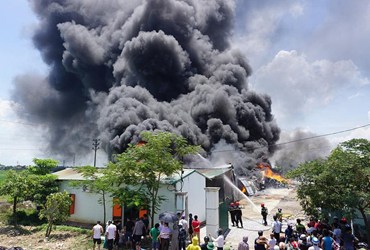 [06/06/2020-Thanh Hóa] Cháy kho chứa bạt, đệm mút cao su… rộng hơn 2.000 m2 trong khu công nghiệp Tây Bắc Ga, TP Thanh Hóa.
