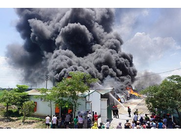 [06/06/2020-Thanh Hóa] Cháy kho chứa bạt, đệm mút cao su… rộng hơn 2.000 m2 trong khu công nghiệp Tây Bắc Ga, TP Thanh Hóa.