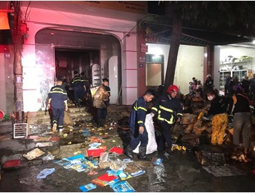 [15/03/2020- Thanh Hóa]Cảnh sát giải cứu cụ bà cùng nam thanh niên mắc kẹt trong ngôi nhà 3 tầng bốc cháy